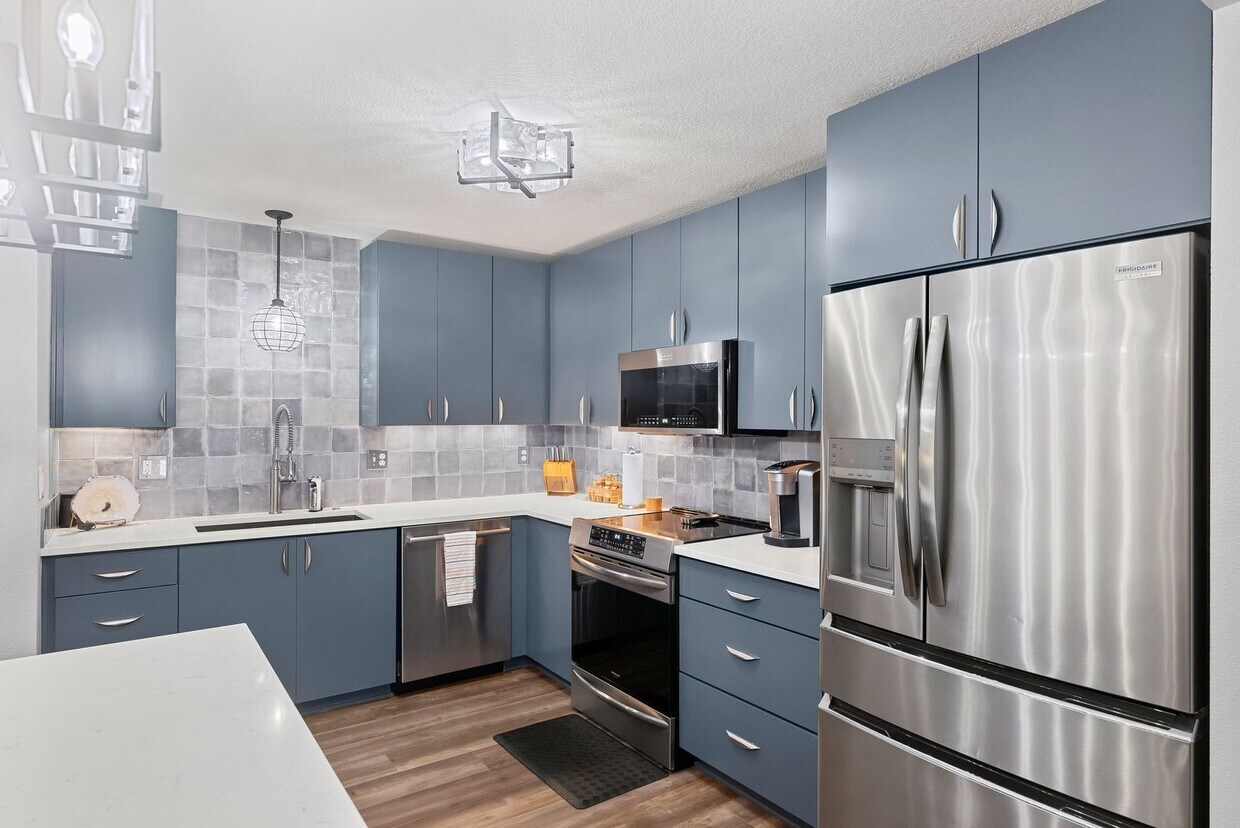 Foto principal - STYLISH 2 BED/2 BATHS LAKE OSWEGO CONDO