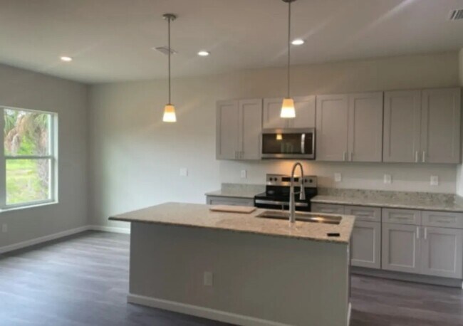 Foto del edificio - 548 Redwood Ave S