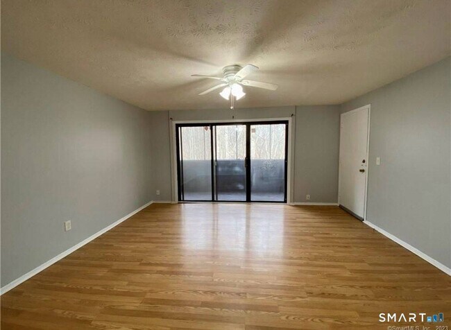 Foto del edificio - 165 Towne House Rd