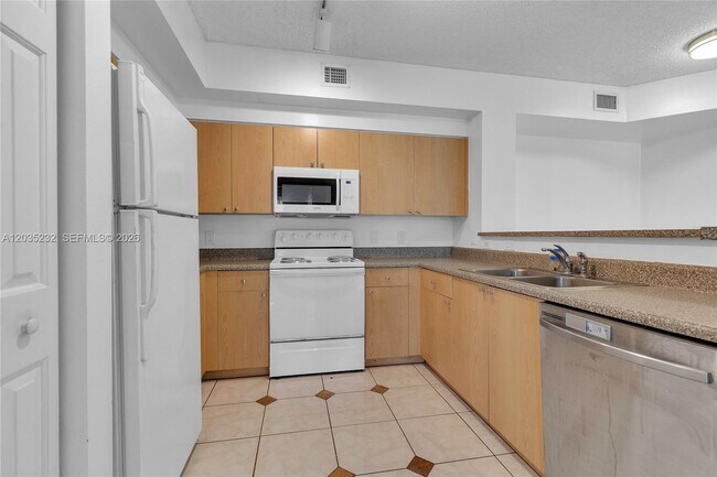 Building Photo - 8000 N Nob Hill Rd