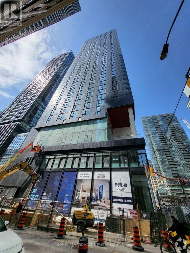 Building Photo - 357-4357 King St W