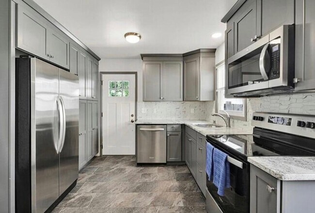 Foto del edificio - 6641 Hillside Ln