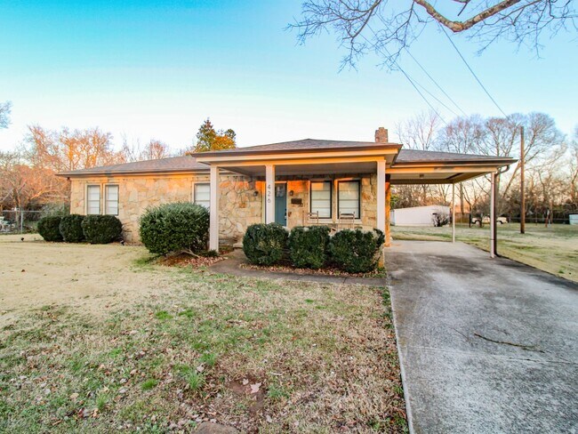 Foto del edificio - Downtown Athens! Walk to Athens State University! Lawn Care included!