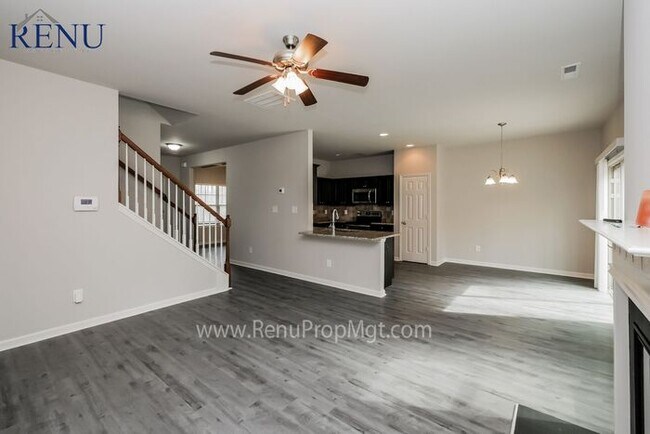 Building Photo - Now available 5 bedrooms 3 baths!