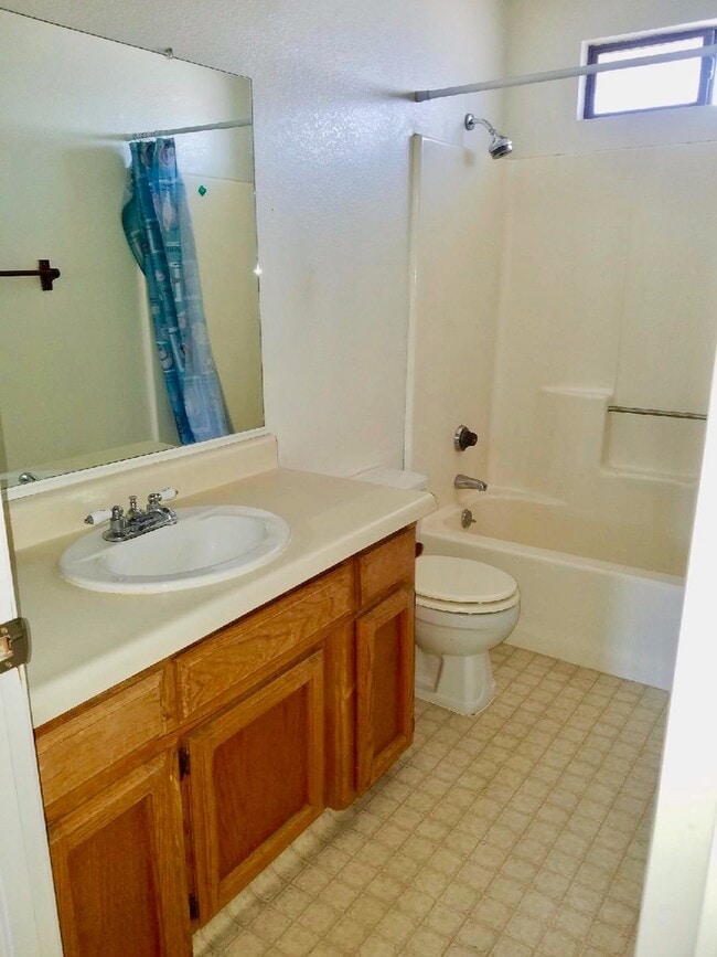 Building Photo - 2 BEDROOM 1 BATH - UPSTAIRS UNIT