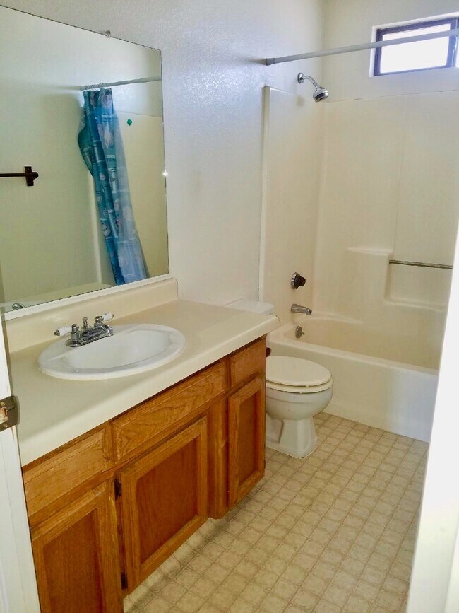 Foto del edificio - 2 BEDROOM 1 BATH - UPSTAIRS UNIT