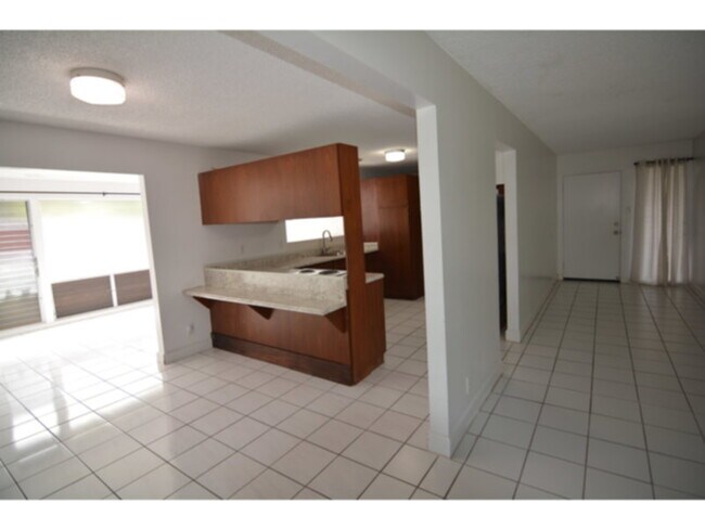Building Photo - Large Immaculate 4 Bedroom, 2 Bath, 2 Park...
