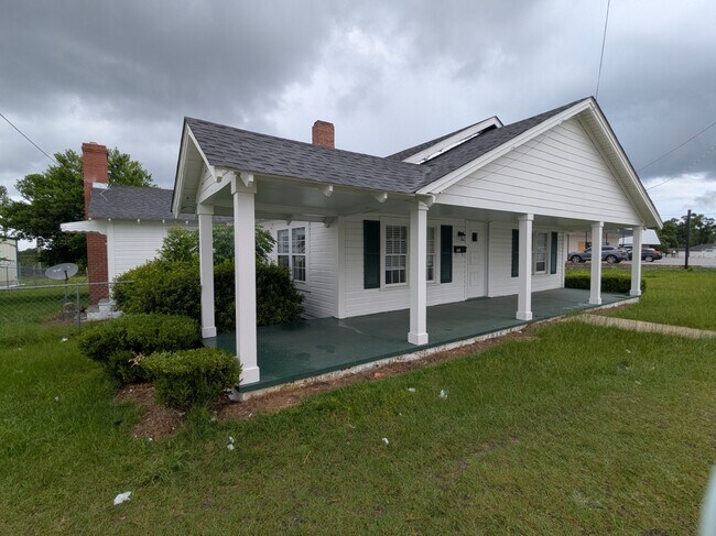 Building Photo - 609 North St W