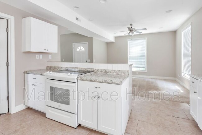 Foto del edificio - 208 E 1st St