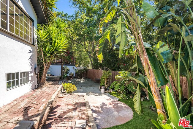 Foto del edificio - 8331 Ridpath Dr