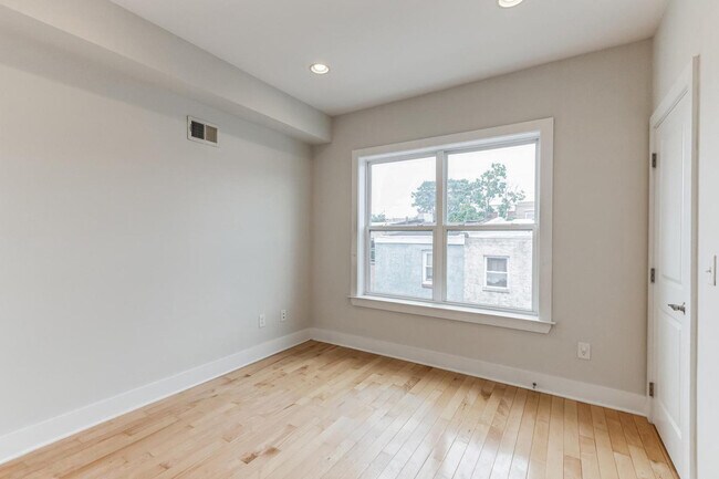 Bedroom 1 - 511 Cross St