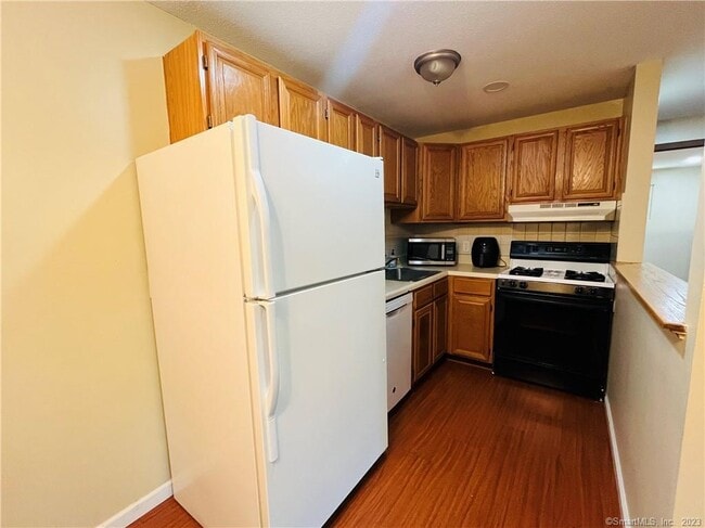 Building Photo - 44 Surrey Dr