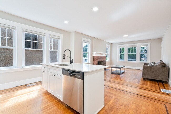 Foto del edificio - 4 Bed Gorgeous Unit Near PC / Elmhurst (Available 6/1/2026)