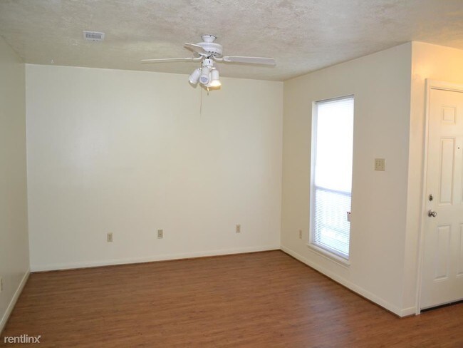 Foto del edificio - 2 br, 1.5 bath 4plex - 701 San Pedro Dr D