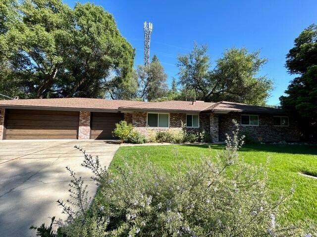 Building Photo - Updated 3 Bedroom Close to The Lake! Move ...