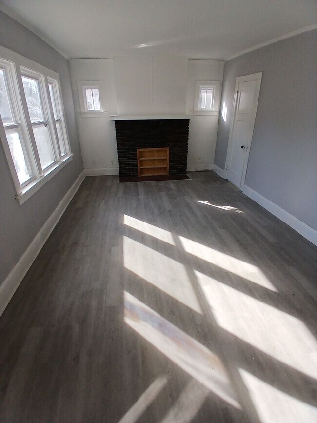 Building Photo - 2011 School St