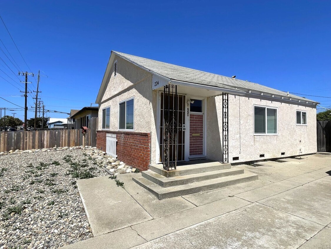 Foto principal - Centrally Located Two Bedroom Home