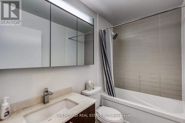 Building Photo - 510 Curran Place