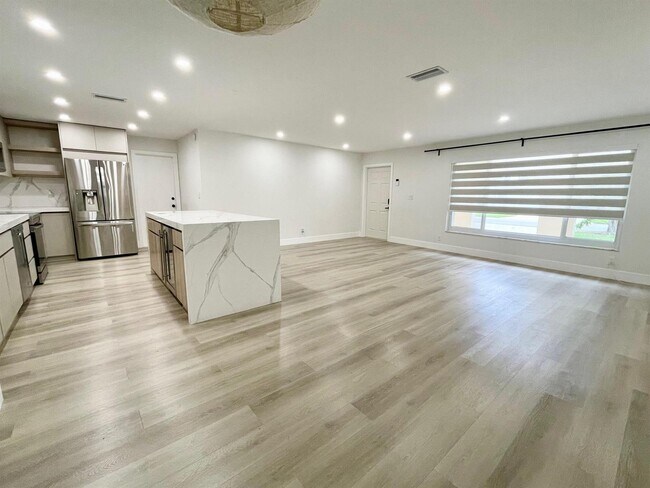 Foto del edificio - 8205 NW 106th Ave