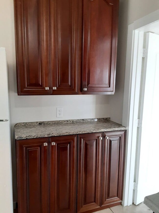Foto del edificio - Beautifully renovated 3/1 SFR with large f...