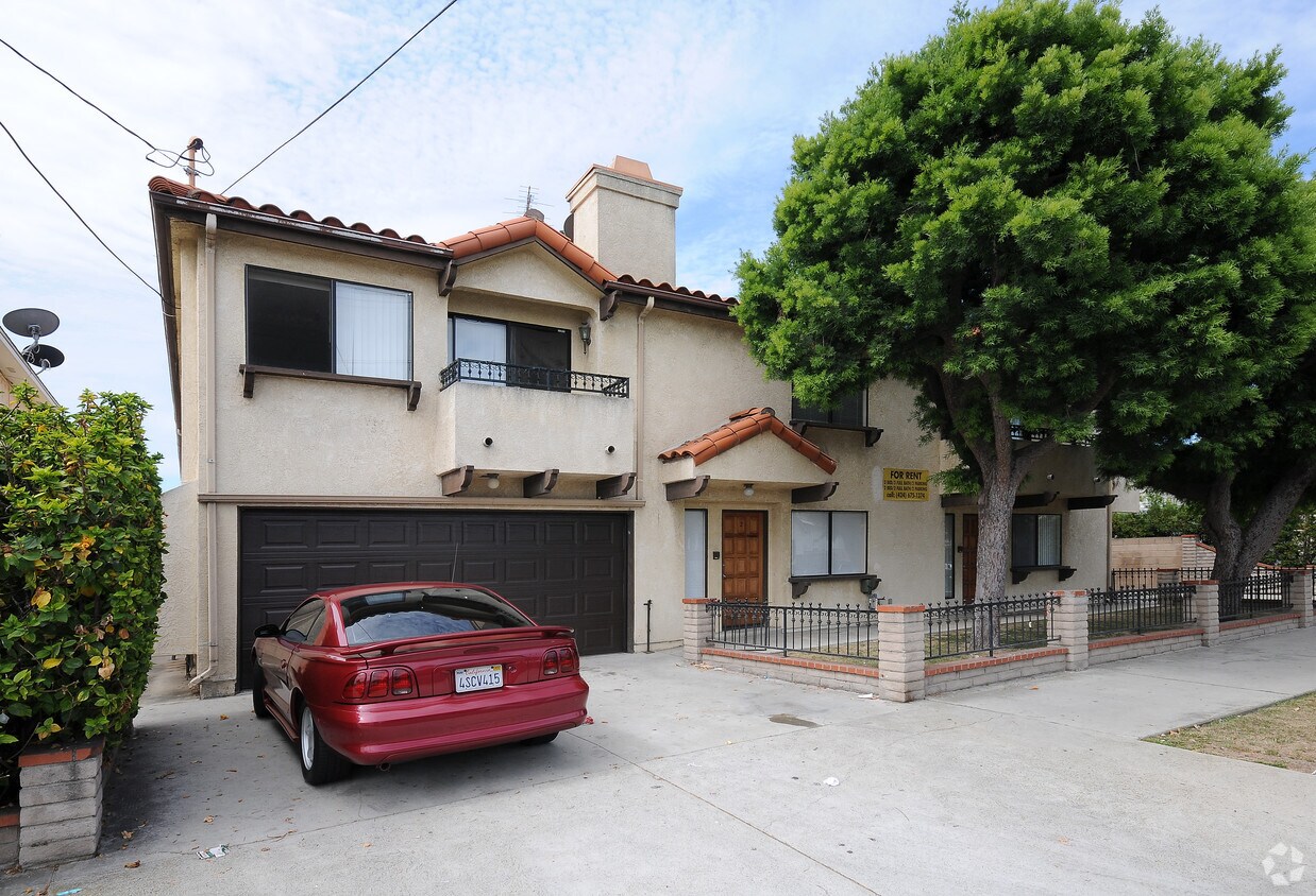 Primary Photo - 555 W 20th St