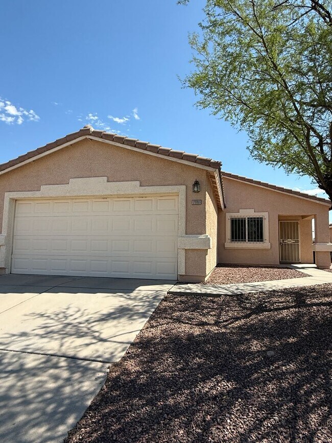 Foto del edificio - NEW CARPET! 3 Bed / 2 Bath Single Family H...