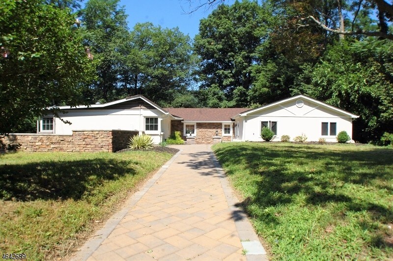 Primary Photo - 11 Manor Dr