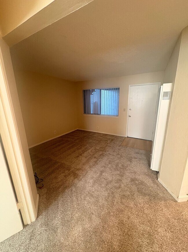 Foto del edificio - 1st floor 1 bedroom 1 bath apartment w/ assigned parking!