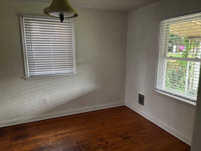 Building Photo - House for rent in York City!