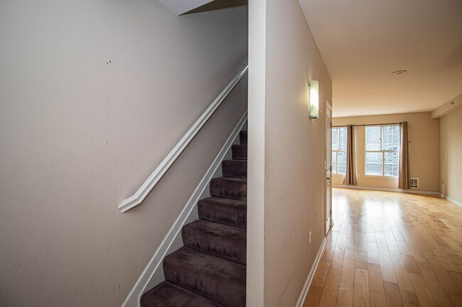 Building Photo - 140 S Van Ness Ave
