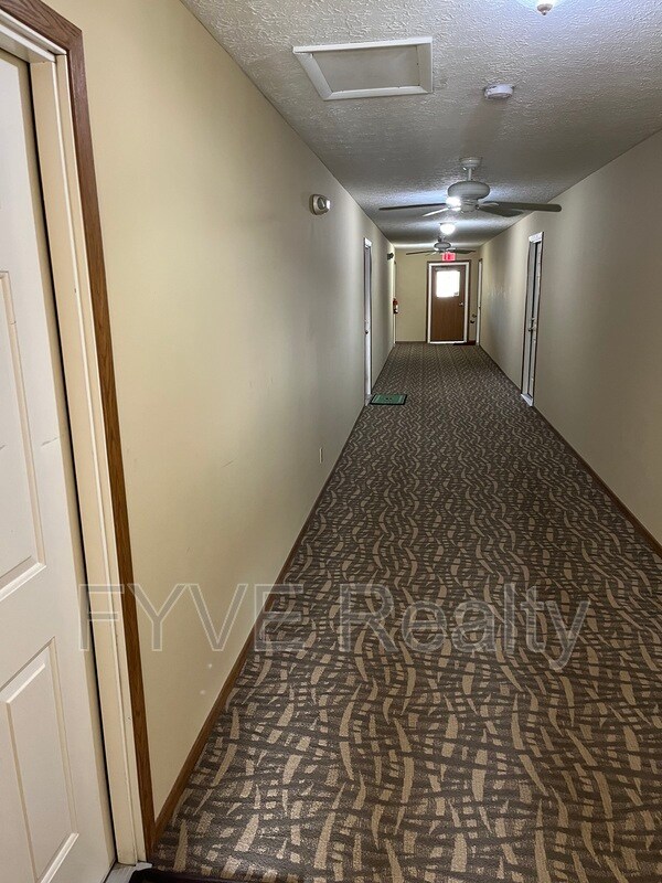 Building Photo - 8677 Scenicview Dr