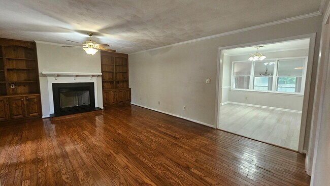 Building Photo - 445 W Chickasaw Rd