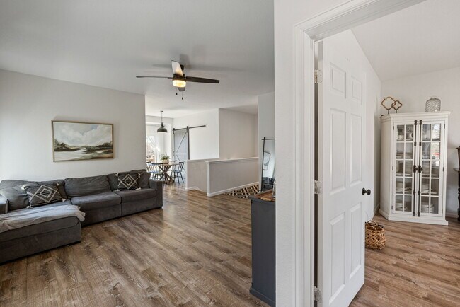 Foto del edificio - 8440 Brook Valley Dr