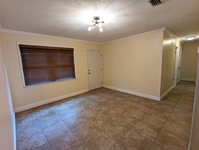 Building Photo - 1010 Pinetree Rd