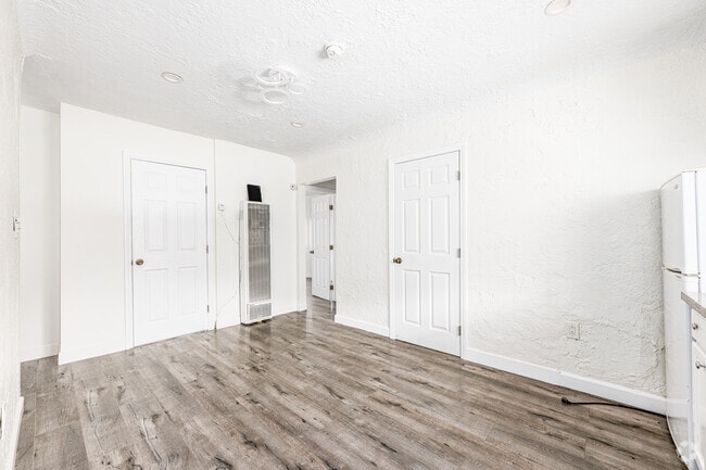 3BR, 2BA - 675SF - Living Room - Lexington Ave