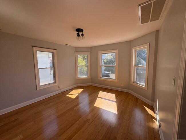 Foto del edificio - 679 Shelton St