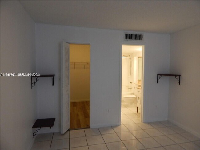 Foto del edificio - 14301 N Kendall Dr