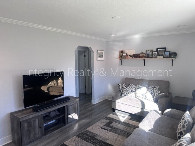 Building Photo - 901 S Alcott St