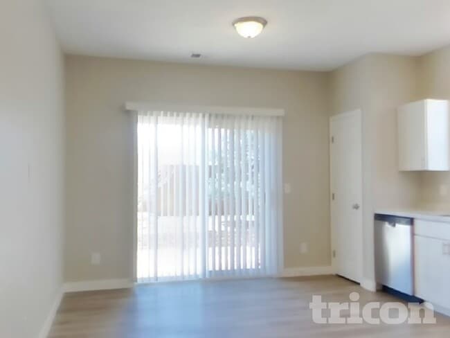 Foto del edificio - 12981 Roslyn St