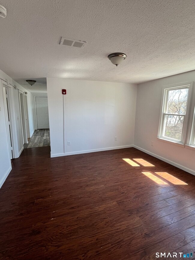 Foto del edificio - 192 Wakelee Ave