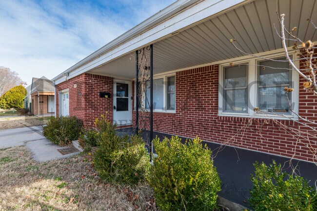 Building Photo - 1720 S Windsor Rd