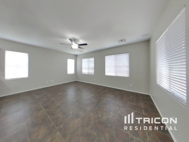Building Photo - 4930 E Del Rio Dr