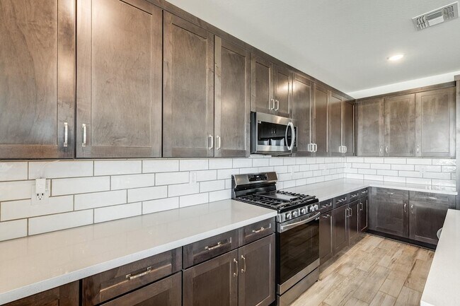 Foto del edificio - 17056 W Red Bird Rd
