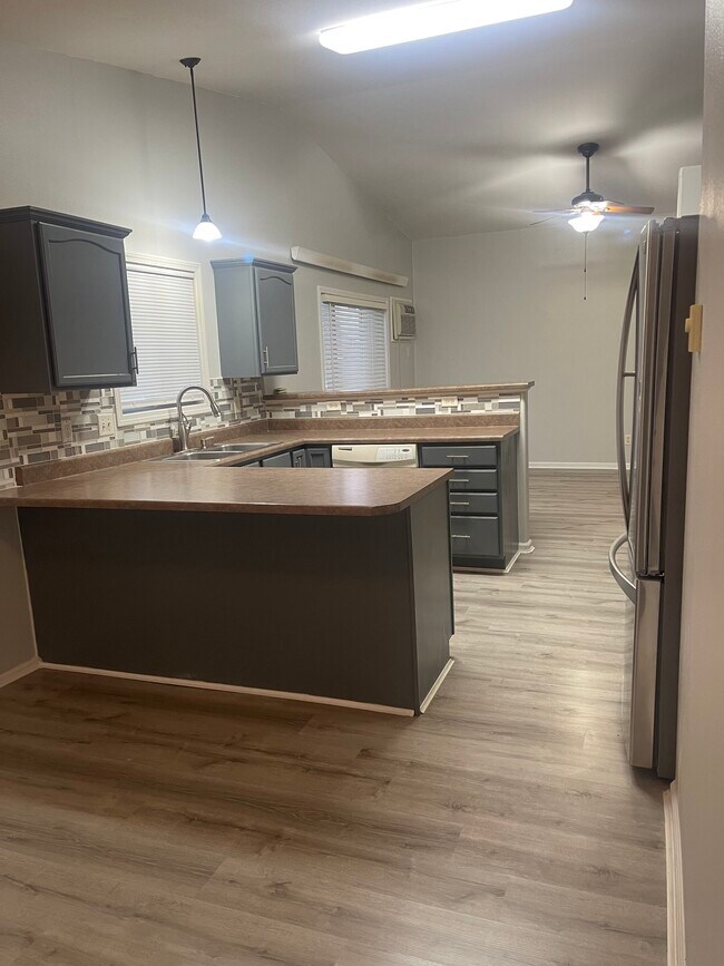 Foto del edificio - 1351 E Oakland St