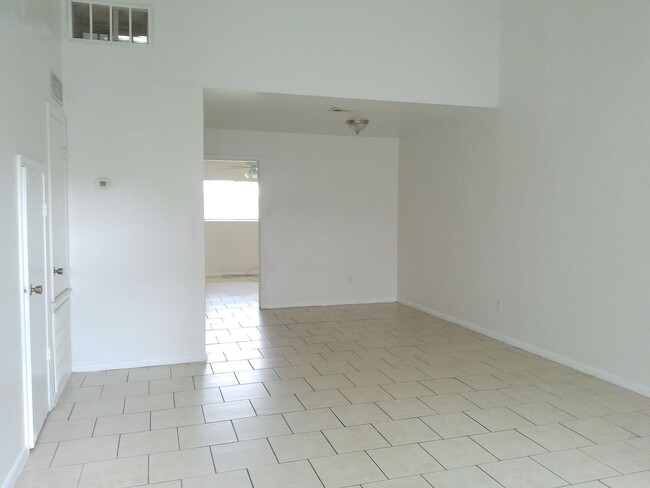 Foto del edificio - 5723 Crestmore Dr