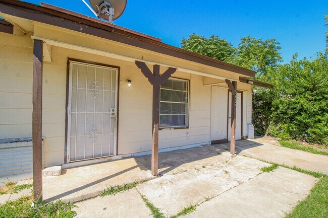 Foto del edificio - 5822 Branch Valley Dr