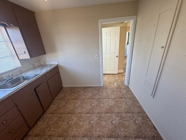 Building Photo - 2 Bedroom 1 Bath 2nd floor unit WATER INCL...