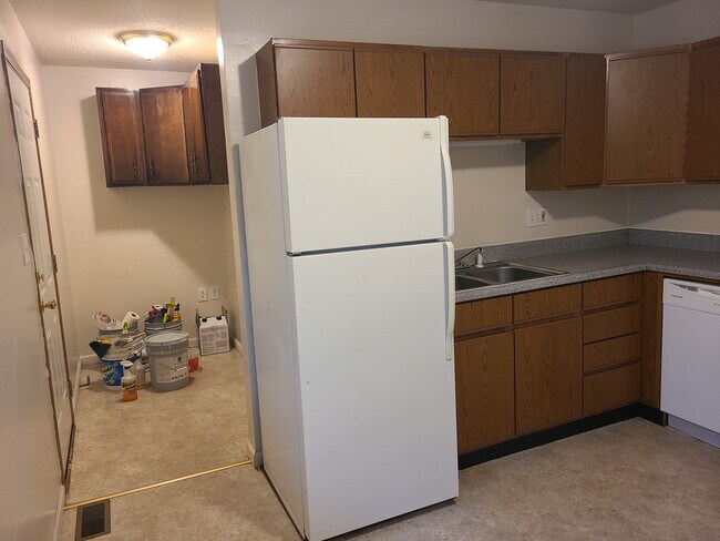 1104 kitchen and rear pantry - 1104 N Aztec Ct