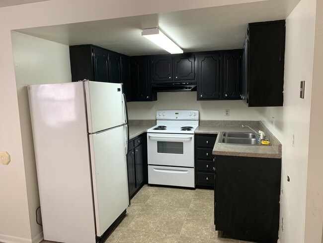 Kitchen - 756 W Lake Ave