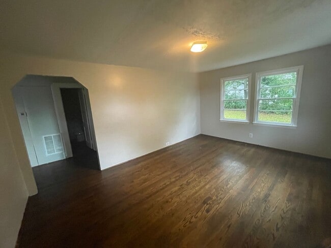 Foto del edificio - 3 bedroom 1 bath house available!  Freshly...